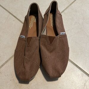 Great men’s pair of TOMS! 9.5 US